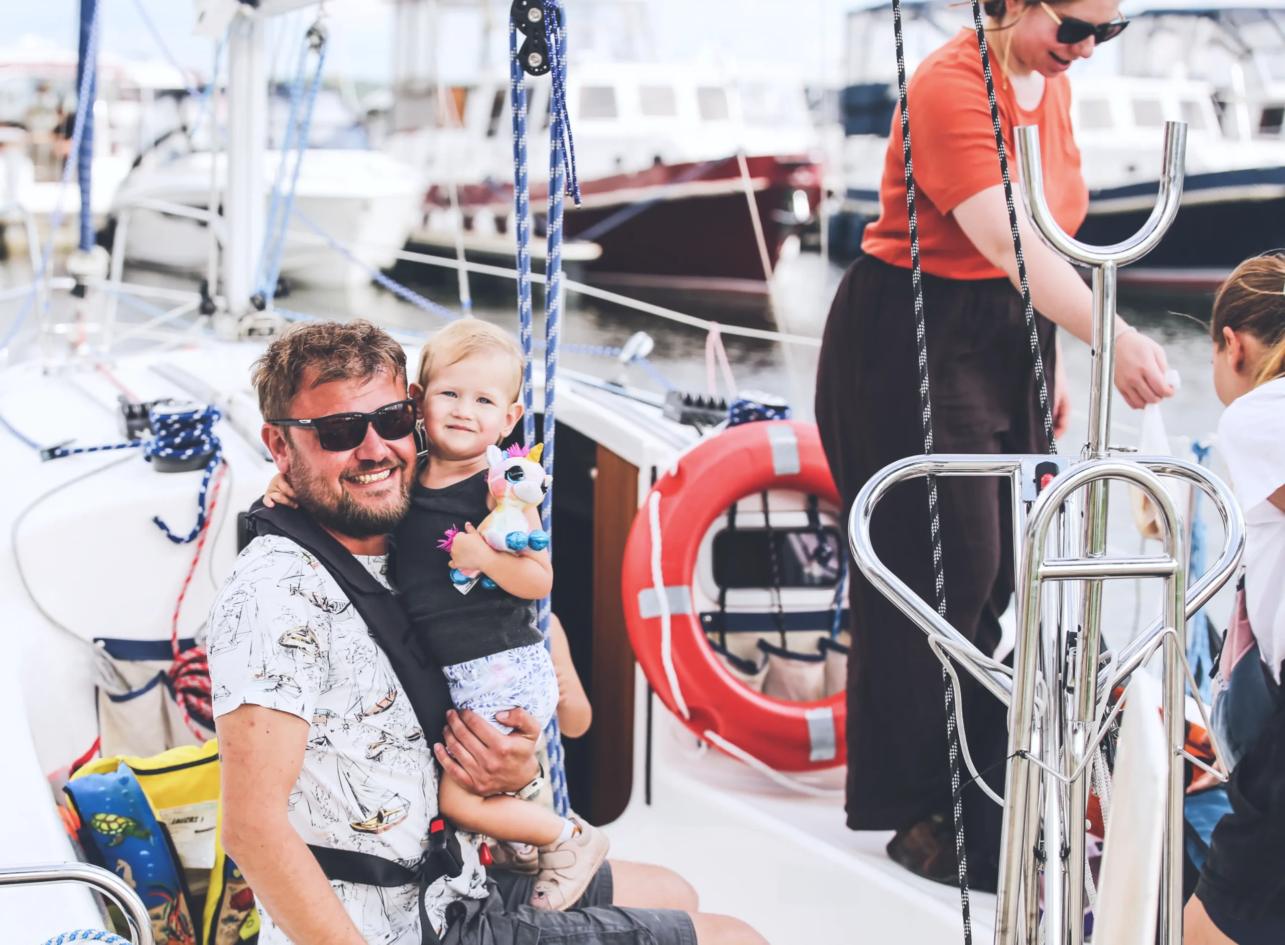 Wakacje na Mazurach – żagle, rejsy i aktywny wypoczynek na wodzie