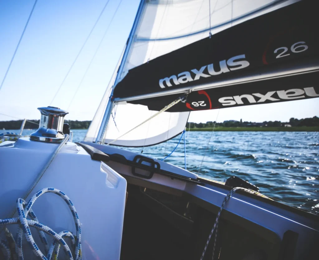 pokład jachtu płynącego w przechyle pod żaglami