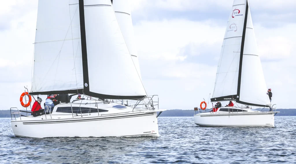 jachty Maxus 26 gertis płyną po jeziorze