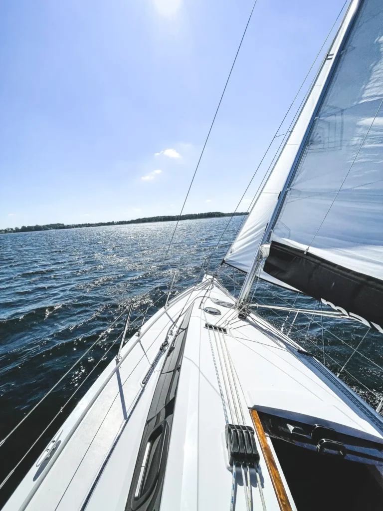Jacht Maxus 26 do czarteru żegluje w przechyle. Widok w stronę dziobu
